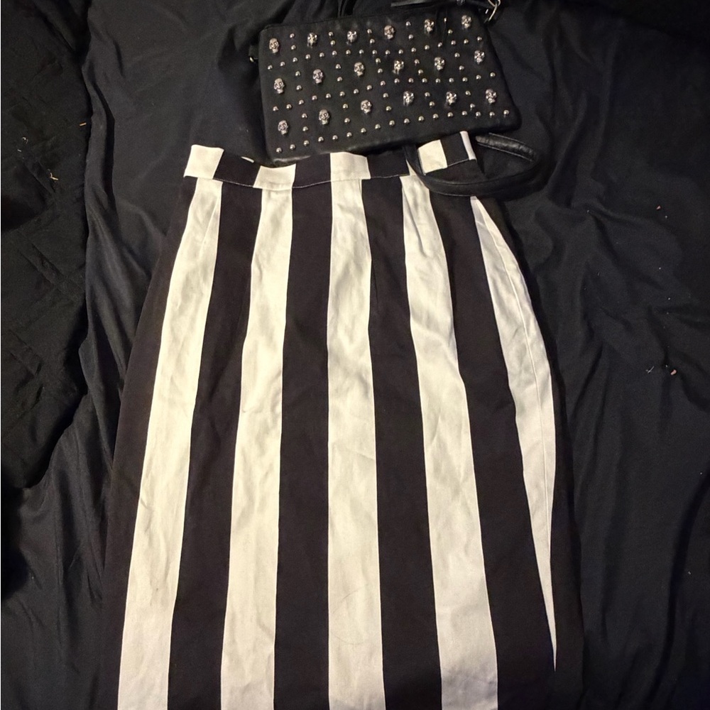 Elegant Monochrome Striped Pencil Skirt